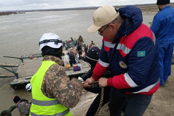 Фотография к новости: Медики помогают спасателям эвакуировать жителей подтопленных сёл