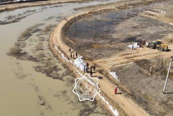 Фотография к новости: 7000 человек откачивают воду в затопленном Кульсары