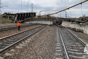 Фотография к новости: Автомобильный мост обрушился в России, погибла женщина