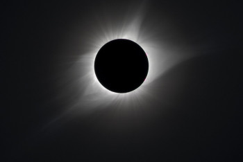 Фотография к новости: Полное затмение Солнца наблюдали миллионы людей в мире