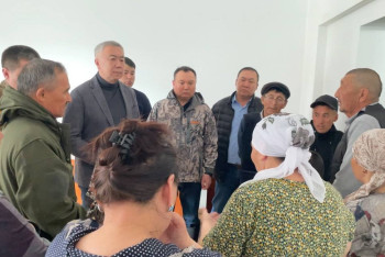 Фотография к новости: Серик Жумангарин встретился с жителями района Актюбинской области, где затопило 340 домов