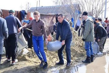Фотография к новости: Волонтёры помогают бороться с последствиями наводнения