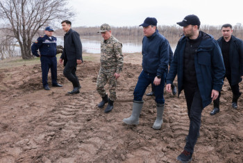 Олжас Бектенов проверил состояние гидросооружений перед второй волной паводков в ЗКО