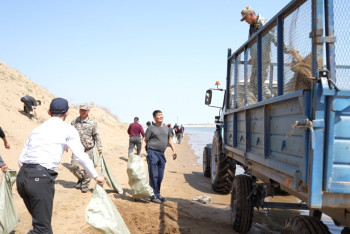 Экоакция "Таза Қазақстан": Набережную водоема в Шардаре очистили от мусора