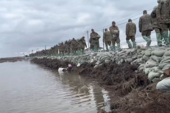 Фотография к новости: Сотрудники СГО помогают бороться с паводком в Акмолинской области