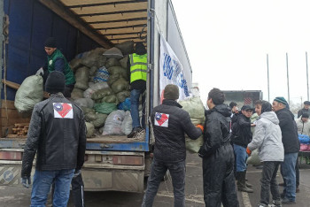 Фотография к новости: В Петропавловск прибывают фургоны с гуманитарным грузом