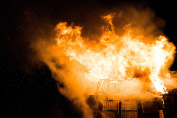 Крупный пожар в СТО тушат в Астане