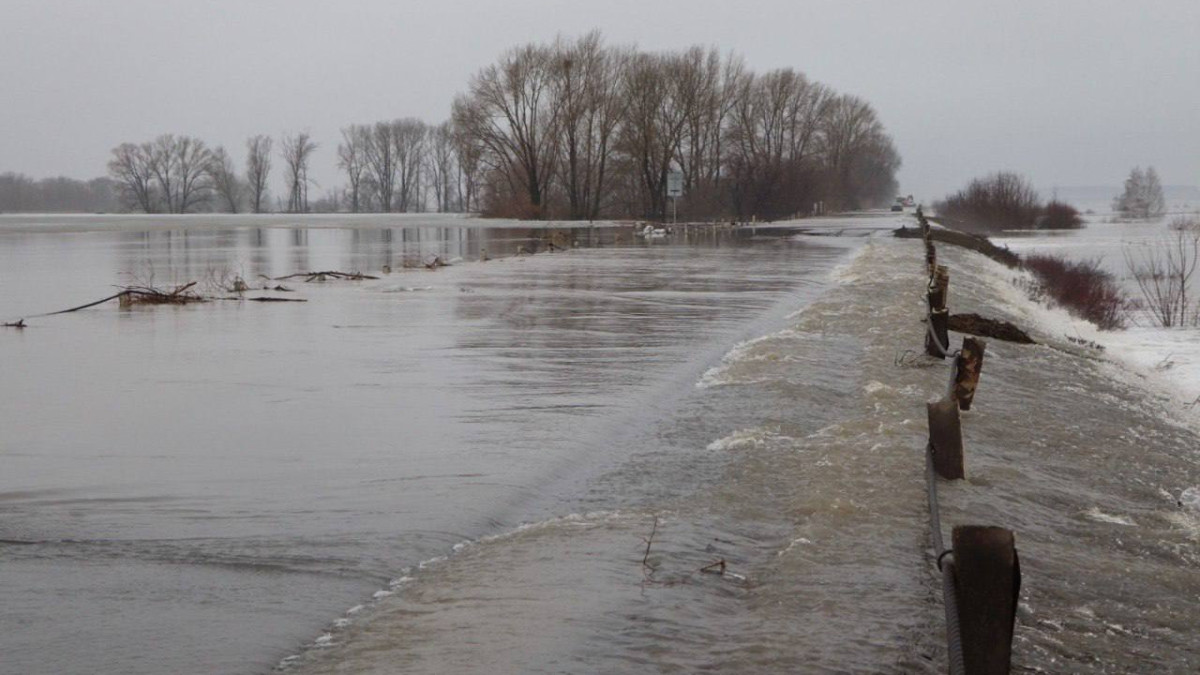 Уровень воды в реке Урал приближается к критической отметке