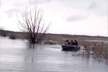 Полицейские спасли охранника, оказавшегося в зоне затопления в Петропавловске
