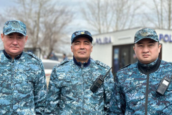 Двоих мужчин от бурного потока спасли полицейские в Петропавловске