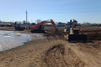 Спецтехнику из Алматы направили на борьбу с паводками в Уральск