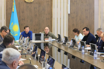 Фотография к новости: Канат Шарлапаев обсудил с подрядчиками стратегию восстановительных работ в Актюбинской области