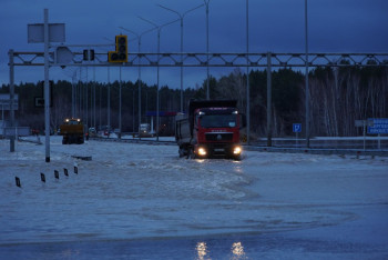 Фотография к новости: Спасатели перевозят людей между Бесколем и Петропавловском на спецтранспорте