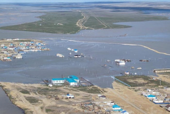 Защитную дамбу размыло в актюбинском селе