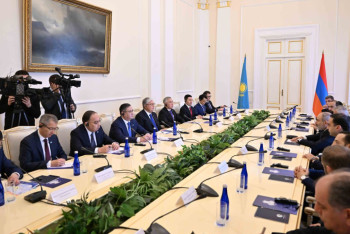 Фотография к новости: Токаев и Пашинян провели переговоры в расширенном формате