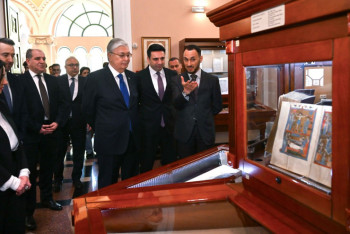 Фотография к новости: Президент Казахстана посетил институт древних рукописей Матенадаран