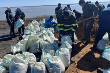 Около 35 тысяч волонтёров помогают пострадавшим от наводнения регионам