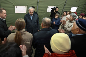 Фотография к новости: Кто захочет переселиться в квартиры, будем покупать и выдавать квартиры - президент пострадавшим от паводка