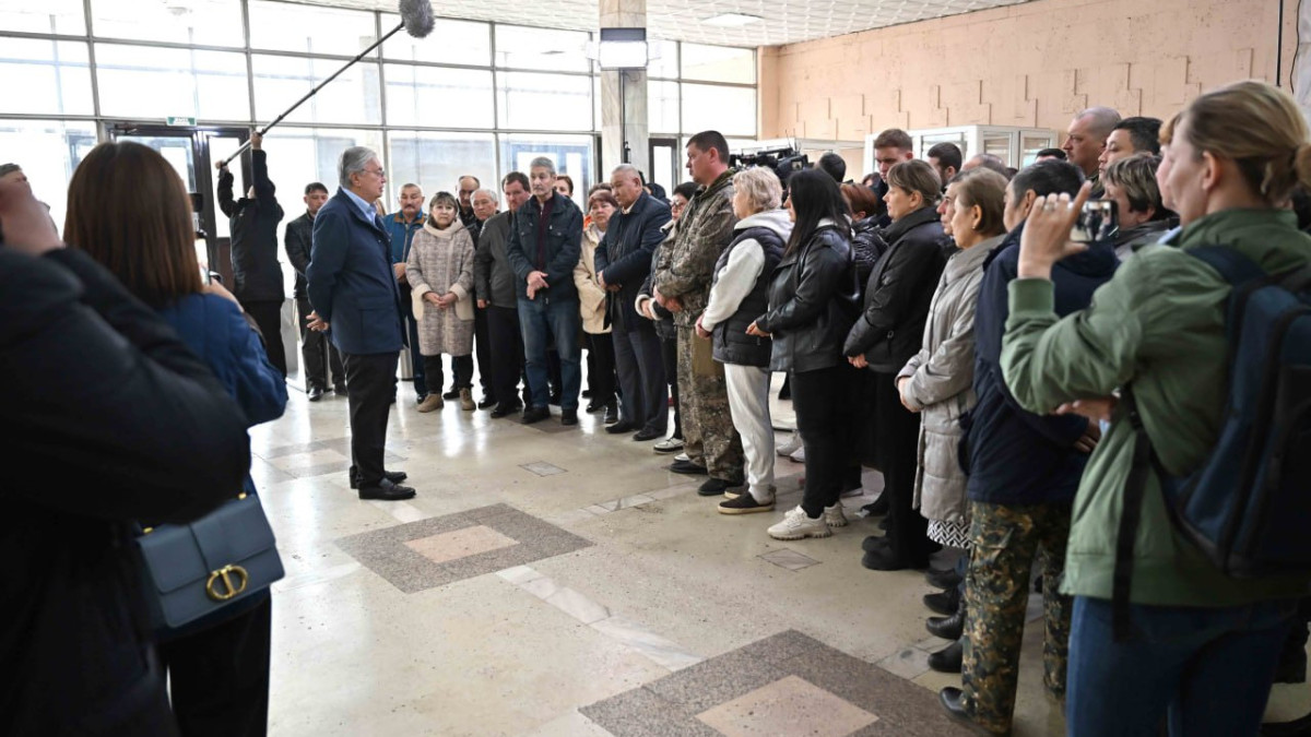 Президент встретился с эвакуированными жителями СКО