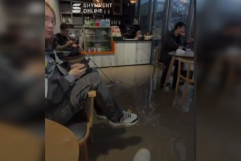 Супермаркет и кофейню затопило в Шымкенте после дождя