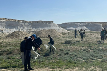 В Мангистау провели субботник в каньоне Ыбыкты-сай