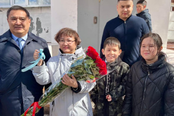 Фотография к новости: Жили в трущобах: Двум семьям вручили ключи от квартир в Кокшетау