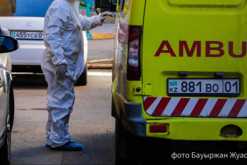 Девочка упала с третьего этажа заброшенного здания в Шымкенте