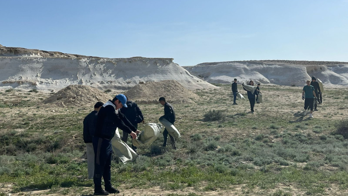 В Мангистау провели субботник в каньоне Ыбыкты-сай