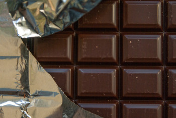 48 тысяч поддельных шоколадок уничтожили в Шымкенте