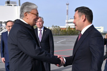 Фотография к новости: Касым-Жомарт Токаев встретил в аэропорту Астаны президента Кыргызстана