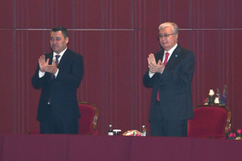 Фотография к новости: Токаев и Жапаров посетили гала-концерт мастеров искусств Казахстана и Кыргызстана