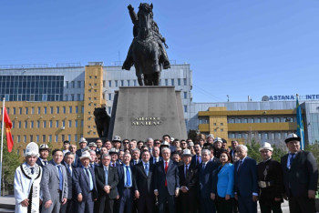 Касым-Жомарт Токаев и Садыр Жапаров  открыли памятник Айкол Манасу в Астане