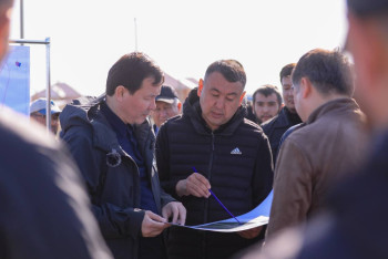 Аким Актюбинской области оценил проекты домов, которые построят для пострадавших от паводков