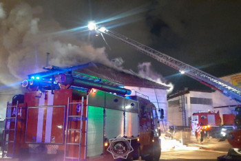 Крупный пожар в магазине тушат в Усть-Каменогорске