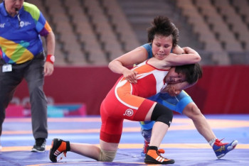 Две казахстанки вышли в полуфинал отбора по женской борьбе в Бишкеке