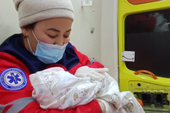 Сотни родов приняли медики у эвакуированных из-за паводков казахстанок