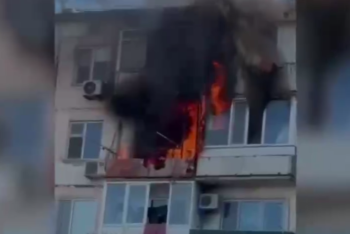 Запертую в квартире пожилую пару спасли во время пожара полицейские в Атырау