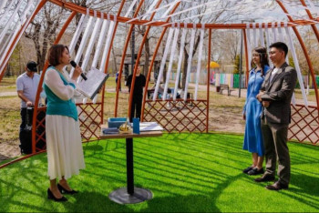 Пять пар зарегистрировали брак в новом сквере Астаны