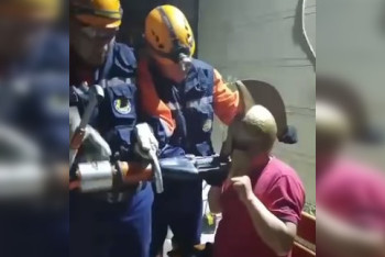 Спасателей вызвали мужчине, который не смог снять с головы железный шлем