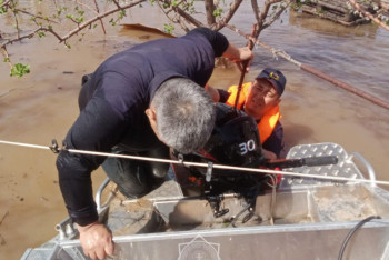 Фотография к новости: Для эвакуации жителей из подтопленных районов Уральска организовали автобусы