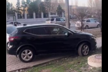 Астанчанка уехала с места ДТП по тротуару