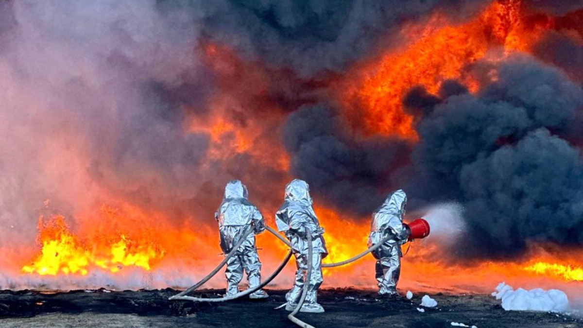 Огромный пожар на складе автозапчастей тушат в Степногорске