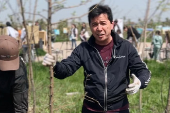 Звёзды эстрады высадили более 500 саженцев в Алматы