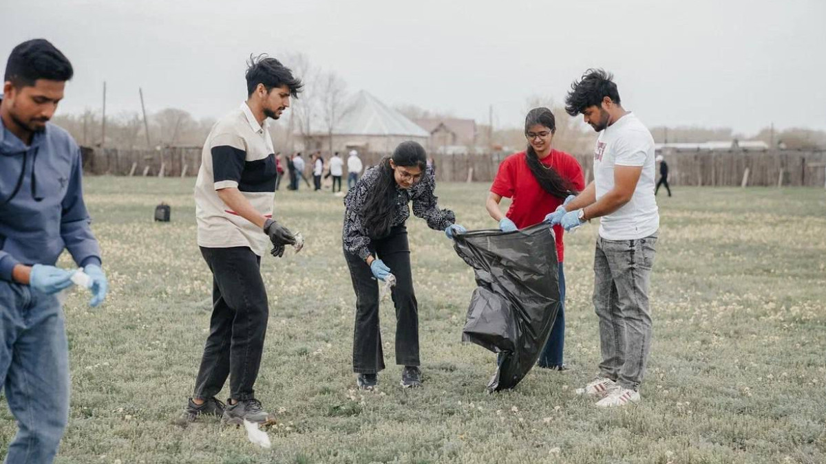 Иностранные студенты в Семее поддержали акцию "Таза Қазақстан"
