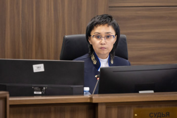 Фотография к новости: Что нашли в телефоне Бишимбаева? Судья начала осмотр устройства