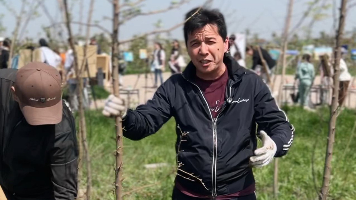 Звёзды эстрады высадили более 500 саженцев в Алматы