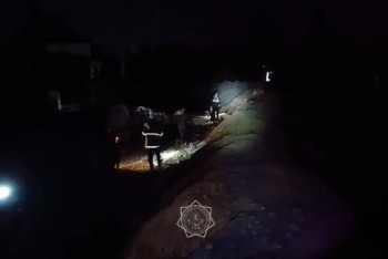 Спасатели укрепляют защитный вал близ Уральска