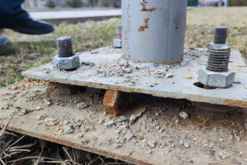 Фотография к новости: Падающие фонари на улицах Семея: почему освещение за сотни миллионов тенге приняли с нарушениями