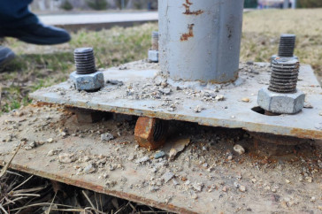 Фотография к новости: Падающие фонари на улицах Семея: почему освещение за сотни миллионов тенге приняли с нарушениями