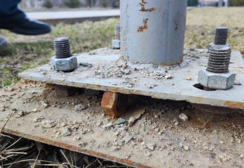 Фотография к новости: Падающие фонари на улицах Семея: почему освещение за сотни миллионов тенге приняли с нарушениями